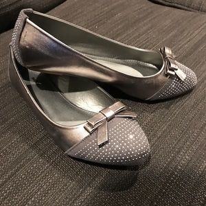 NWOT 8.5w pewter rhinestone pointed toe flats